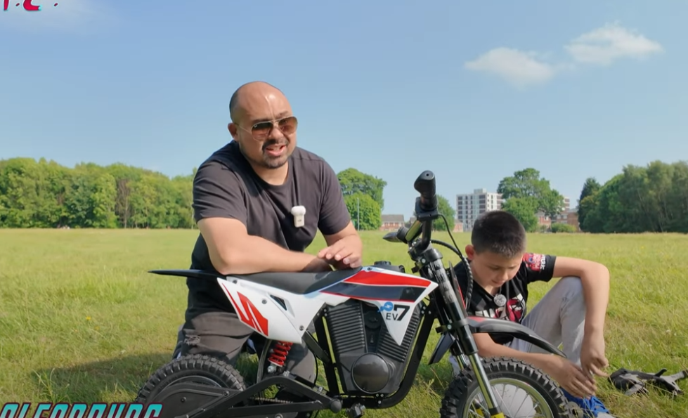 Video laden: This Electric Bike for Kids is so much FUN! Evercross EV12M Pro Review